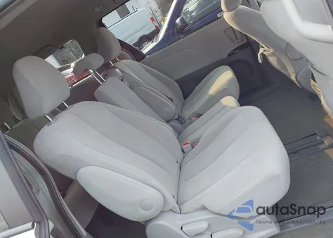 2013 Toyota Sienna Le z USA, uszkodzony, nr VIN 5TDKK3DC5DS360599